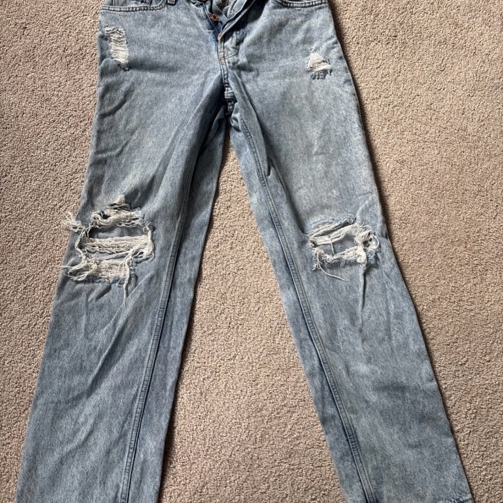 Stylish Distressed Straight Leg Jeans in Light Gray